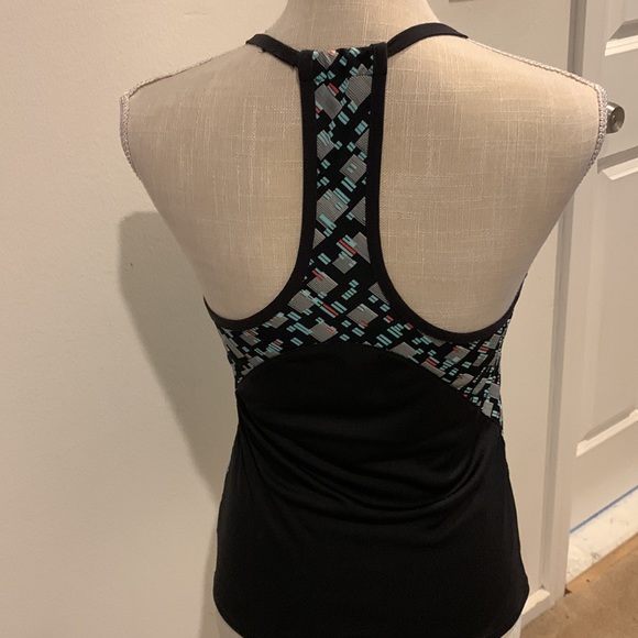 Very stylish workout Size S top,See Photos, like new Black with geometry pattern - Picture 3 of 6